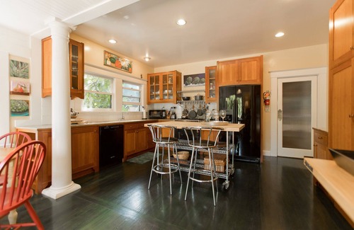 Napa Casa | The Napa Art House - w/fireplace & hot tub (Near Downtown Napa)