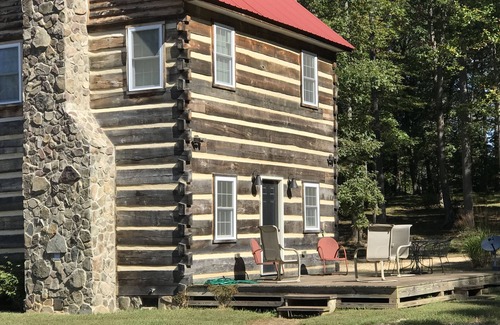 Barboursville Cabina | The Natchez - quiet front porch & rockers.