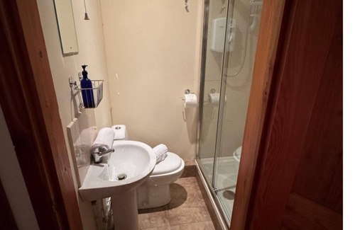 Carmarthen Cabina | The Nature's Nook with HotTub and Free WIFI in Blaen-y-coed, United Kingdom