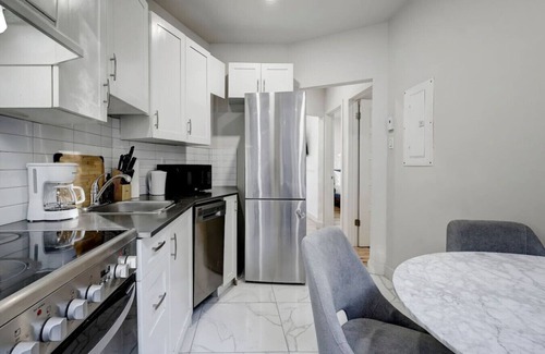 Cote-Des-Neiges—Notre-Dame-De-Grace Apartamento | The NDG Charm|A 2BR Hidden Gem