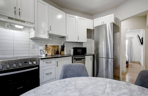 Cote-Des-Neiges—Notre-Dame-De-Grace Apartamento | The NDG Charm|A 2BR Hidden Gem