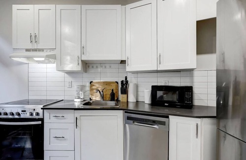 Cote-Des-Neiges—Notre-Dame-De-Grace Apartamento | The NDG Charm|A 2BR Hidden Gem