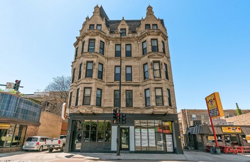Park West Hotel | The Neighborhood Hotel - Lincoln Park 302 - One Bedroom w/ Patio