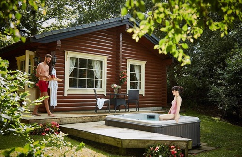 Bingley Cabina | The Nest - 5 Star - Pet Friendly - Hot Tub - Scandinavian Log Cabin