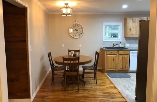 Eagle Rock Cabina | The Nest a Cozy Cabin at Table Rock Lake - two blocks to water, large deck