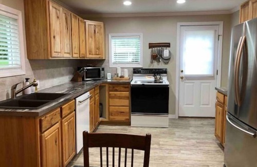 Eagle Rock Cabina | The Nest a Cozy Cabin at Table Rock Lake - two blocks to water, large deck