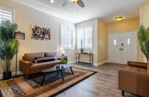 Santa Clarita Casa | The Nest at Woodside: Lux LA getaway + office/spa