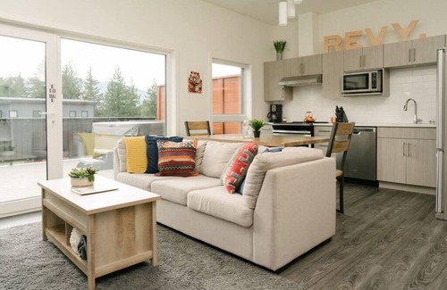 Revelstoke Condominio | The Nest - Condo with Hot Tub & BBQ