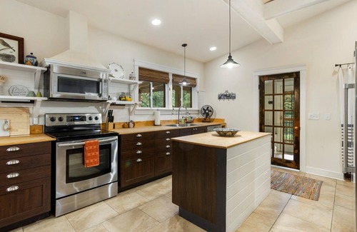 Chattanooga Cabina | The Nest | Home W/ Mtn Views | GREAT Location! | 3 Bed, 3.5 Bath