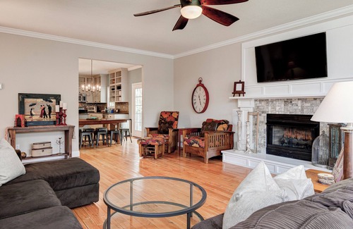 Royal Pines Casa | THE NEST Spacious 5-bedroom House in Excellent Asheville Location with Game Room