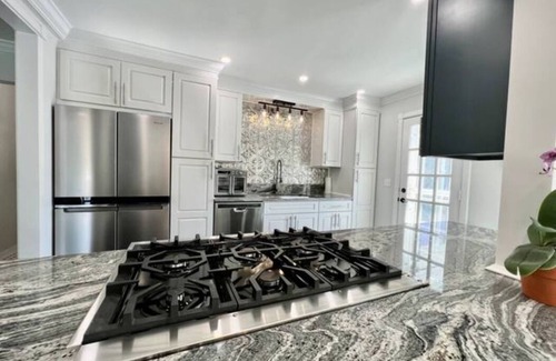 Charlestown Casa | The Ninigret Nest - 10 mins to all Charlestown Beaches, walk to Umbrella factory