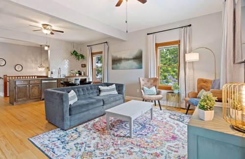 Hastings Apartamento | The Nininger Historic Apt - Walk to DT & River, King Bed, Pet Friendly