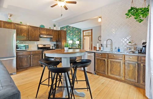 Hastings Apartamento | The Nininger Historic Apt - Walk to DT & River, King Bed, Pet Friendly