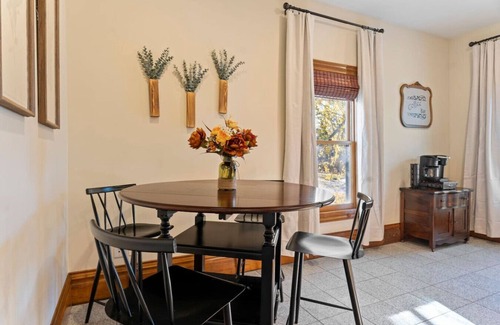 Hastings Apartamento | The Nininger Historic Apt - Walk to DT and River, King Bed, Pet Friendly
