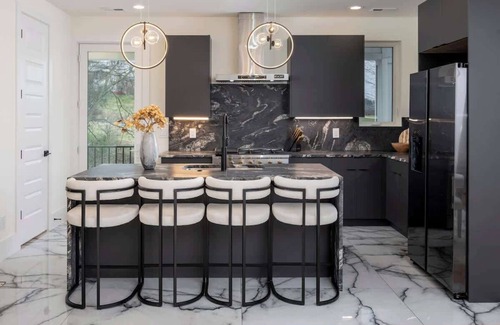 Katie Hill Neighborhood Condominio | NEW Luxury Home with Rooftop Heated Pool-Just Minutes From Downtown-Sleeps 12