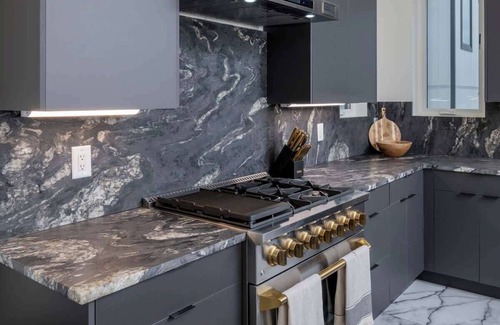 Katie Hill Neighborhood Condominio | NEW Luxury Home with Rooftop Heated Pool-Just Minutes From Downtown-Sleeps 12