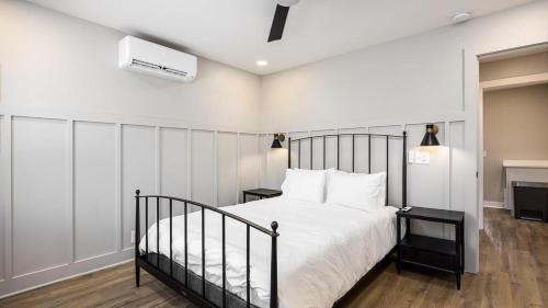 Hillsboro West End Apartamento | The Nomad 8BR Buyout 32 Guests in Hillsboro