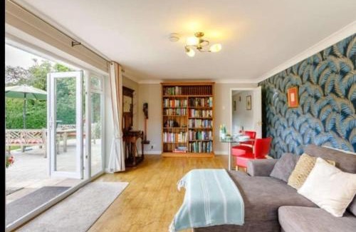 Shottery Casa | The Nook located in a beautiful garden setting with parking