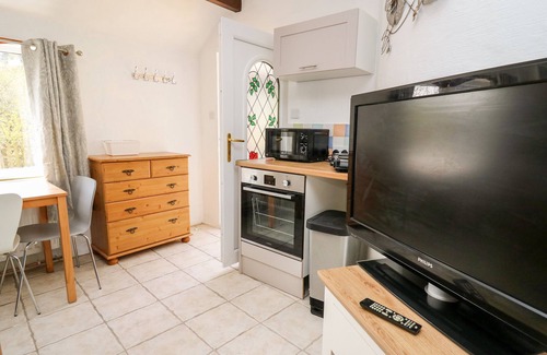 Clydey Cabaña | THE NOOK, pet friendly, with a garden in Cenarth