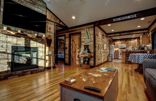 Oakley Casa | The Oakley House | Quaint, Cabin-Themed Home in Asheville | Close to the Biltmore Estate