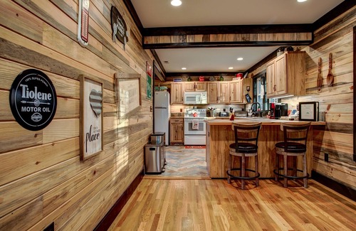 Oakley Casa | The Oakley House | Quaint, Cabin-Themed Home in Asheville | Close to the Biltmore Estate