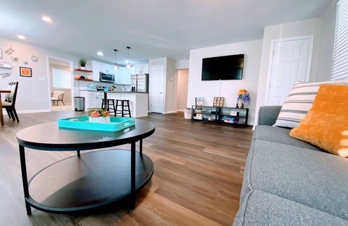 Southwest Raleigh Casa | The Oaks: Modern Ranch-5min DT, Wi-Fi, Sleeps 10!
