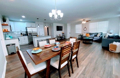 Southwest Raleigh Casa | The Oaks: Modern Ranch-5min DT, Wi-Fi, Sleeps 10!