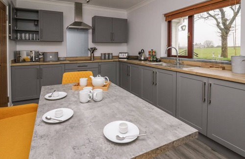 Saint Clears Cabaña | THE OAKS, pet friendly, with a garden in St Clears