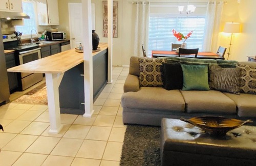 Mobile Casa | The Oaks Vanderbilt location is adjacent to USA campus and Azalea golf course
