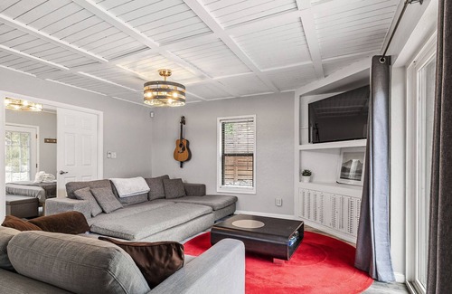Lower Basin Lake Travis Cabaña | The Oasis Corner Cottage at Lake Travis, 2 Bedroom, Private Deck and Patio