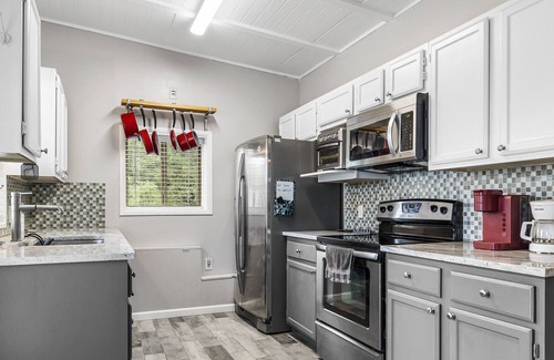 Lower Basin Lake Travis Cabaña | The Oasis Corner Cottage at Lake Travis, 2 Bedroom, Private Deck and Patio