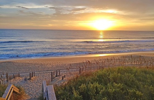 Kitty Hawk Apartamento | The Oasis, Sauna, Two Person Jetted Tub, Beaches by The East Coast Host!