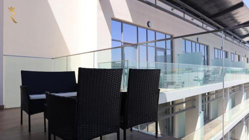 Masdar City Apartamento | The Oasis Shore 1BR - Tranquil Getaway Near Masdar Park & City Centre Mall