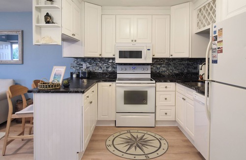 Kitty Hawk Condominio | The OBX Zen Den - Condo unit in the heart of the Outer Banks with pool