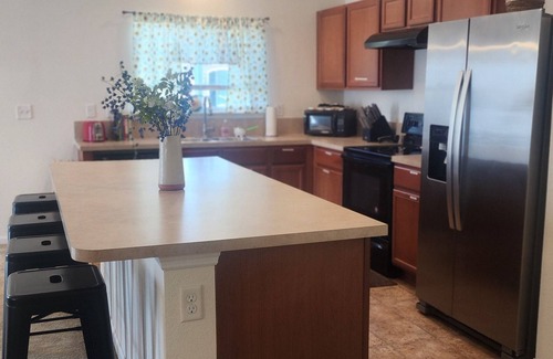 Yulee Casa | The Ocean Sunflower Cottage 🌻Conviently located to beaches, airport & shopping.