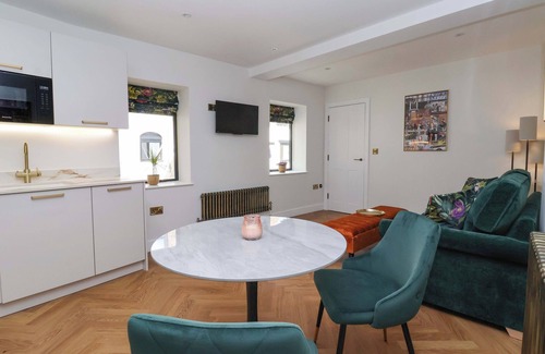 Beverley Cabaña | THE OLD BAKEHOUSE, luxury holiday cottage, with a garden in Beverley