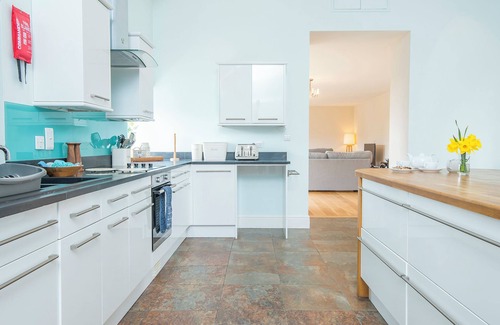 Llawhaden Cabaña | The Old Carthouse, Holiday Cottage Llawhaden, Sleeps 8, 4 bedrooms, bathrooms