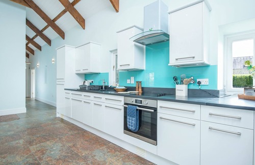 Llawhaden Cabaña | The Old Carthouse, Holiday Cottage Llawhaden, Sleeps 8, 4 bedrooms, bathrooms