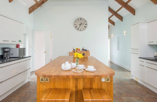 Llawhaden Cabaña | The Old Carthouse, Holiday Cottage Llawhaden, Sleeps 8, 4 bedrooms, bathrooms