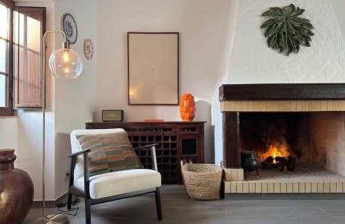 Baiona Casa | The Old House with Heated Pool, BBQ, Fireplace