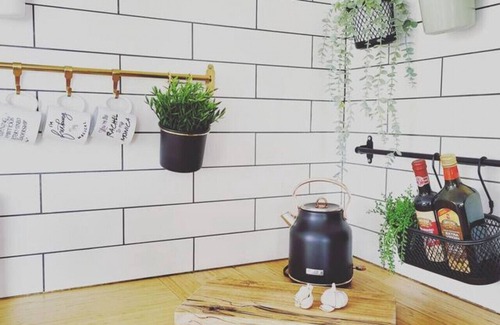Queens Cabaña | The Old Kettle Cabin with Hot Tub