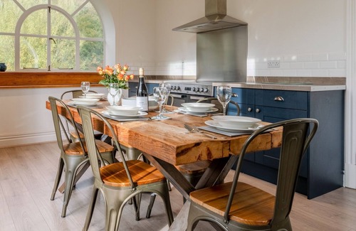 Lydney Cabaña | The Old Pump House, Forest of Dean - sleeps 6 guests in 3 bedrooms