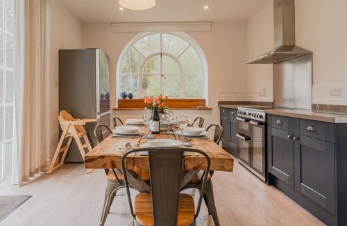 Lydney Cabaña | The Old Pump House, Forest of Dean - sleeps 6 guests in 3 bedrooms