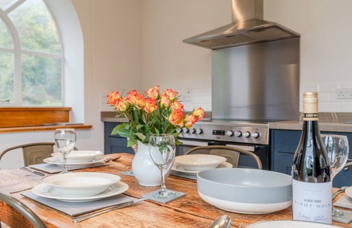 Lydney Cabaña | The Old Pump House, Forest of Dean - sleeps 6 guests in 3 bedrooms
