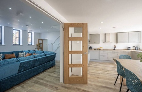 New Forest District Cabaña | The Old School Sleeps 14