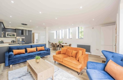 New Forest District Cabaña | The Old School Sleeps 14