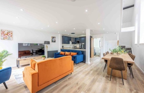 New Forest District Cabaña | The Old School Sleeps 14