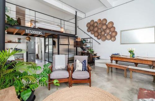 Trawal Apartamento | The Old Shop loft apt in the heart of Kalk Bay