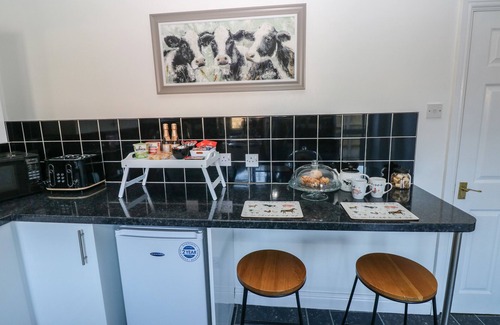 Rumney Cabaña | The Old Well Bungalow - Ty Mawr Farm