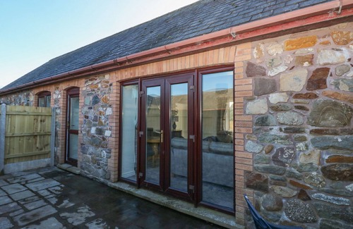 Rumney Cabaña | The Old Well Bungalow - Ty Mawr Farm